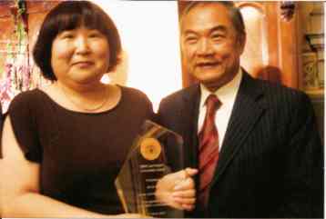 接受蘇震西市長頒獎.jpg