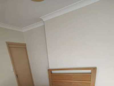 Queen Size双人床，带舒适床垫